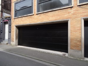 Porte de garage grande largeur avec verrou  